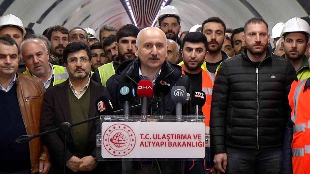 Bakan Karaismailoğlu yeni yıla metro çalışanları ile girdi