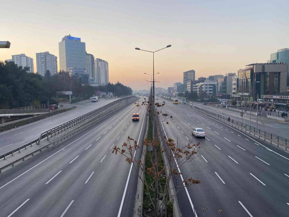 Yılın ilk günü İstanbul’da yollar bomboş