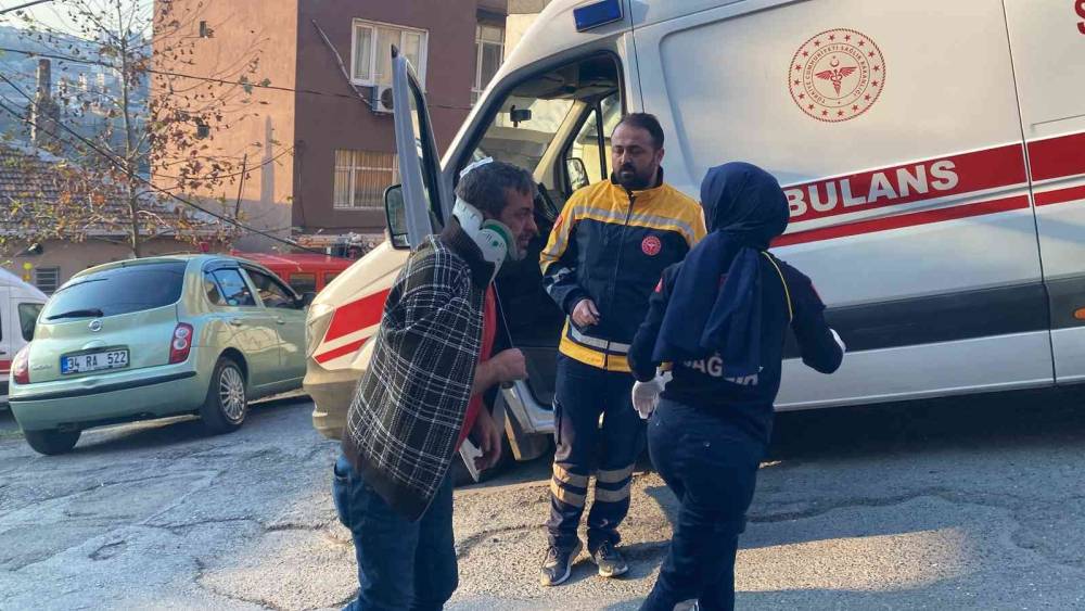 İstanbul’da feci kaza: Merdivenlere uçan araçtan son anda kurtuldular