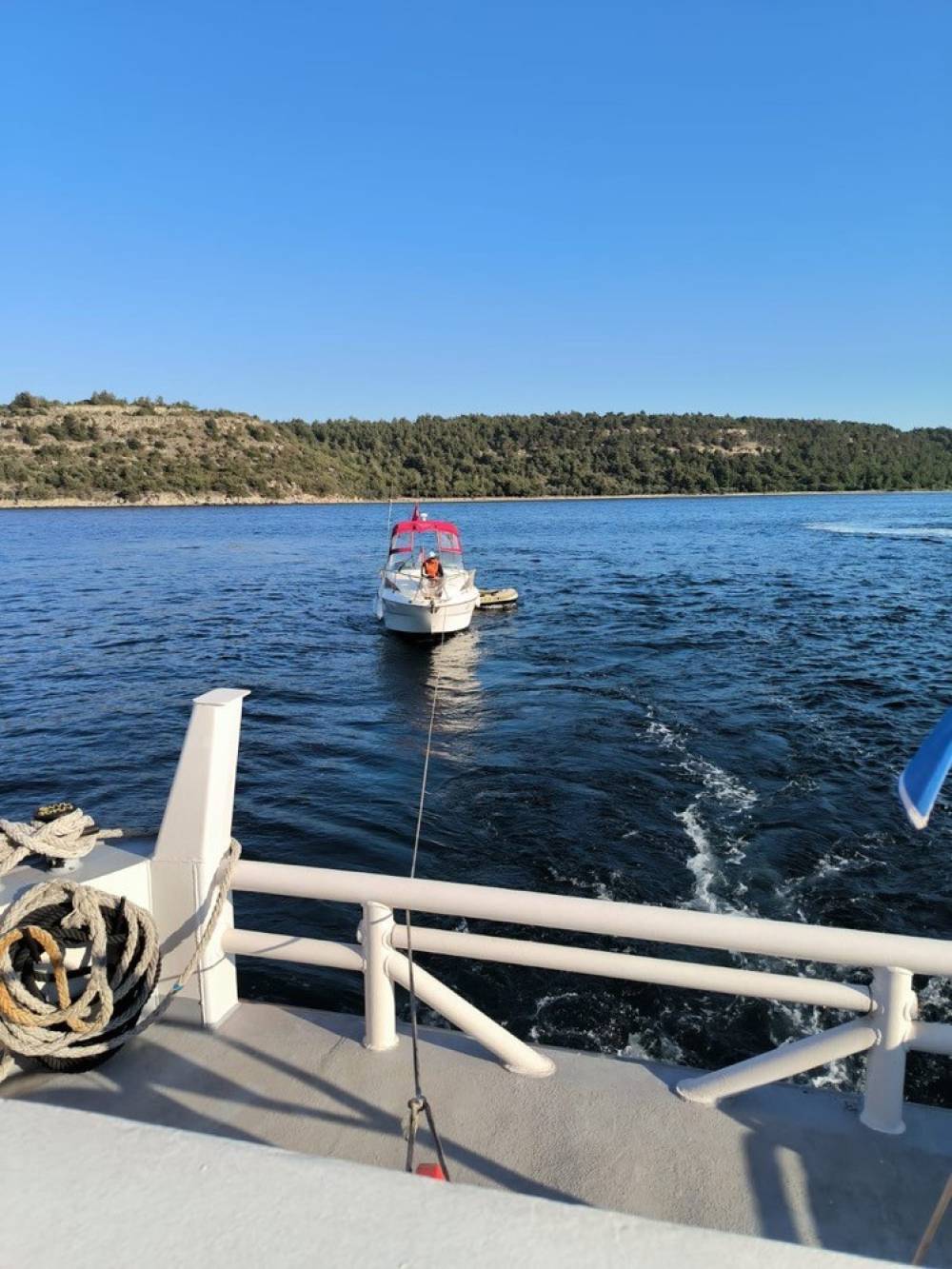 Çanakkale Boğazı’nda sürüklenen tekne kurtarıldı