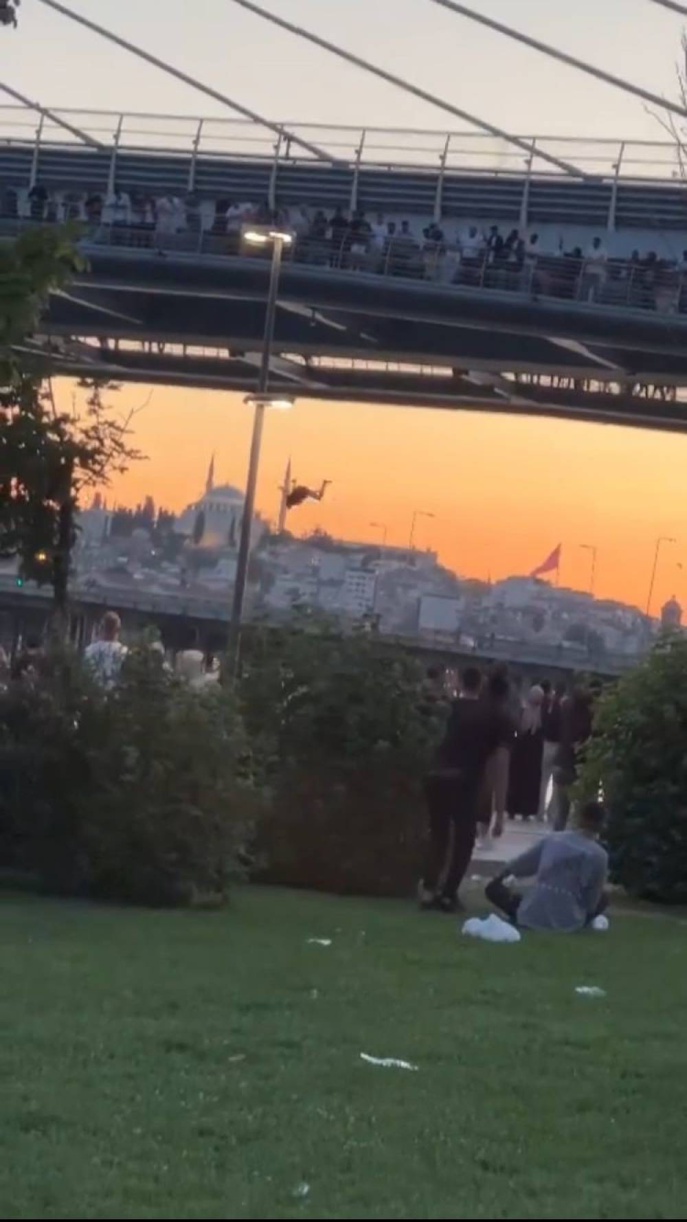Haliç’te tehlikeli oyun: Serinlemek için Haliç Metro Köprüsü’nden suya atladılar