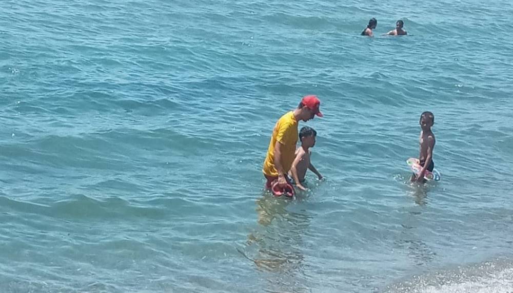 Edremit’te boğulma tehlikesi geçiren 2 çocuğu cankurtaran ekibi kurtardı