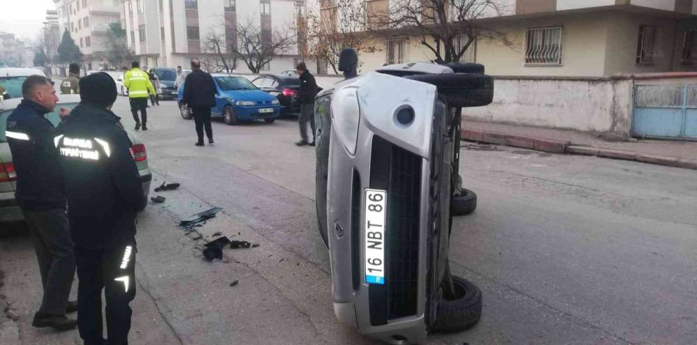 Araçlara çarparak devrildi: 2 yaralı