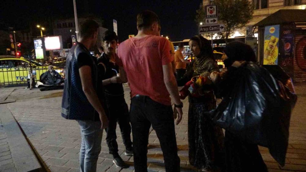 Taksim’de dilenci operasyonu: Bastonlu yaşlı kadın dilenciden basın mensubuna tepki