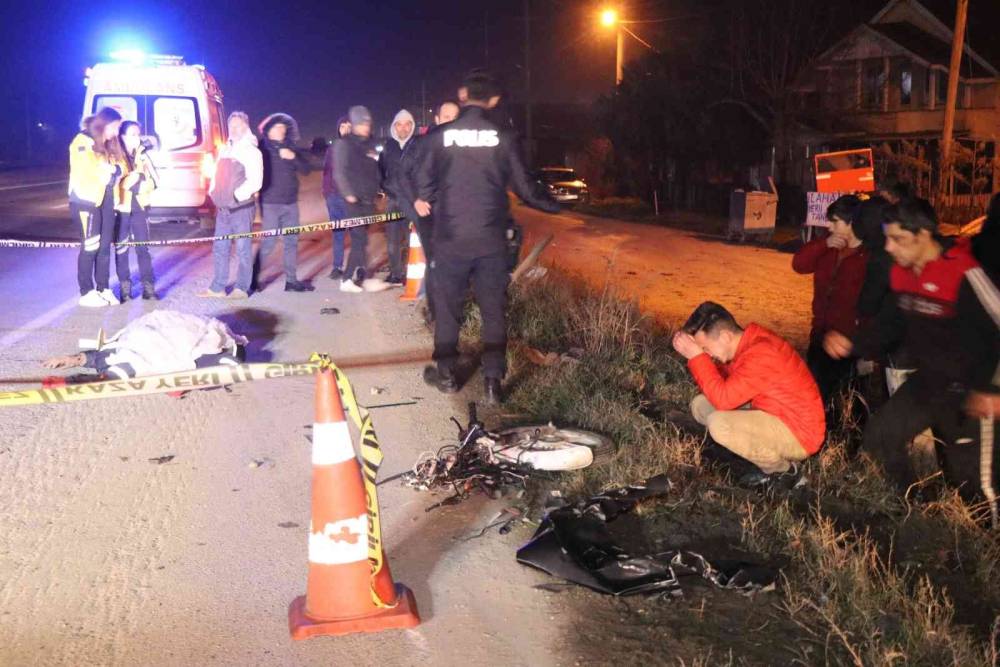 Motosiklet ikiye bölündü, hafif ticari araç takla attı: 1 ölü, 1 yaralı