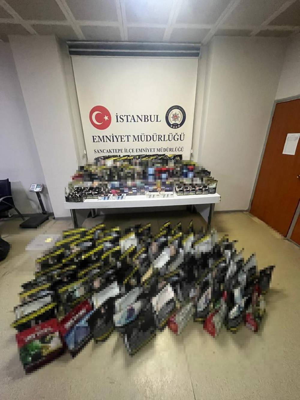 Sancaktepe’de kaçak tütün satışı yapılan ruhsatsız tütüncü dükkanına operasyon