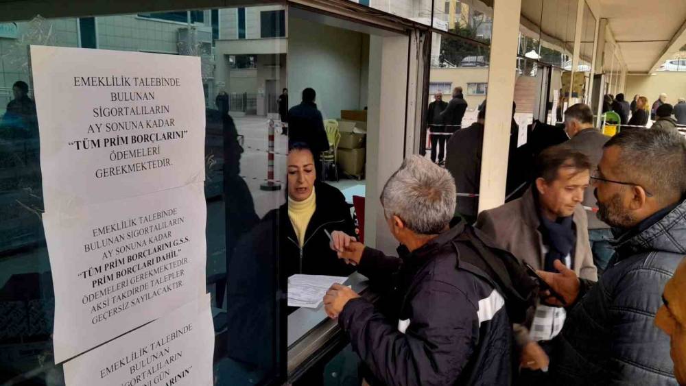 EYT’liler için Bursa’da örnek uygulama...Kurum dışına masa kurdular, kuyruğu bitirdiler