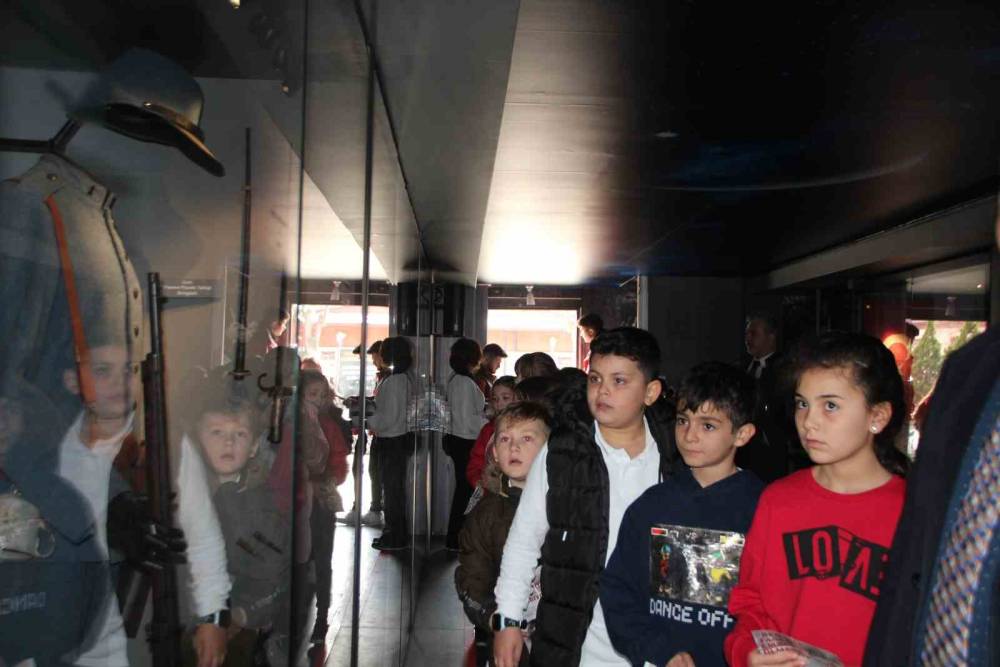 (ÖZEL) Çanakkale Savaşları Mobil Müzesi’ni ziyaret eden öğrenciler duygu dolu anlar yaşadı