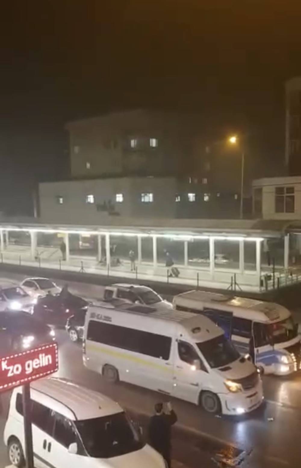 Asker konvoyu yapan gençler trafiği durma noktasına getirdi