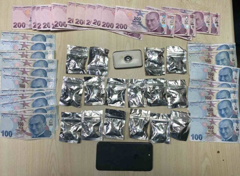 İstanbul’da akıl almaz uyuşturucu zulası: Koltuğun gizli bölmesinden uyuşturucu fışkırdı