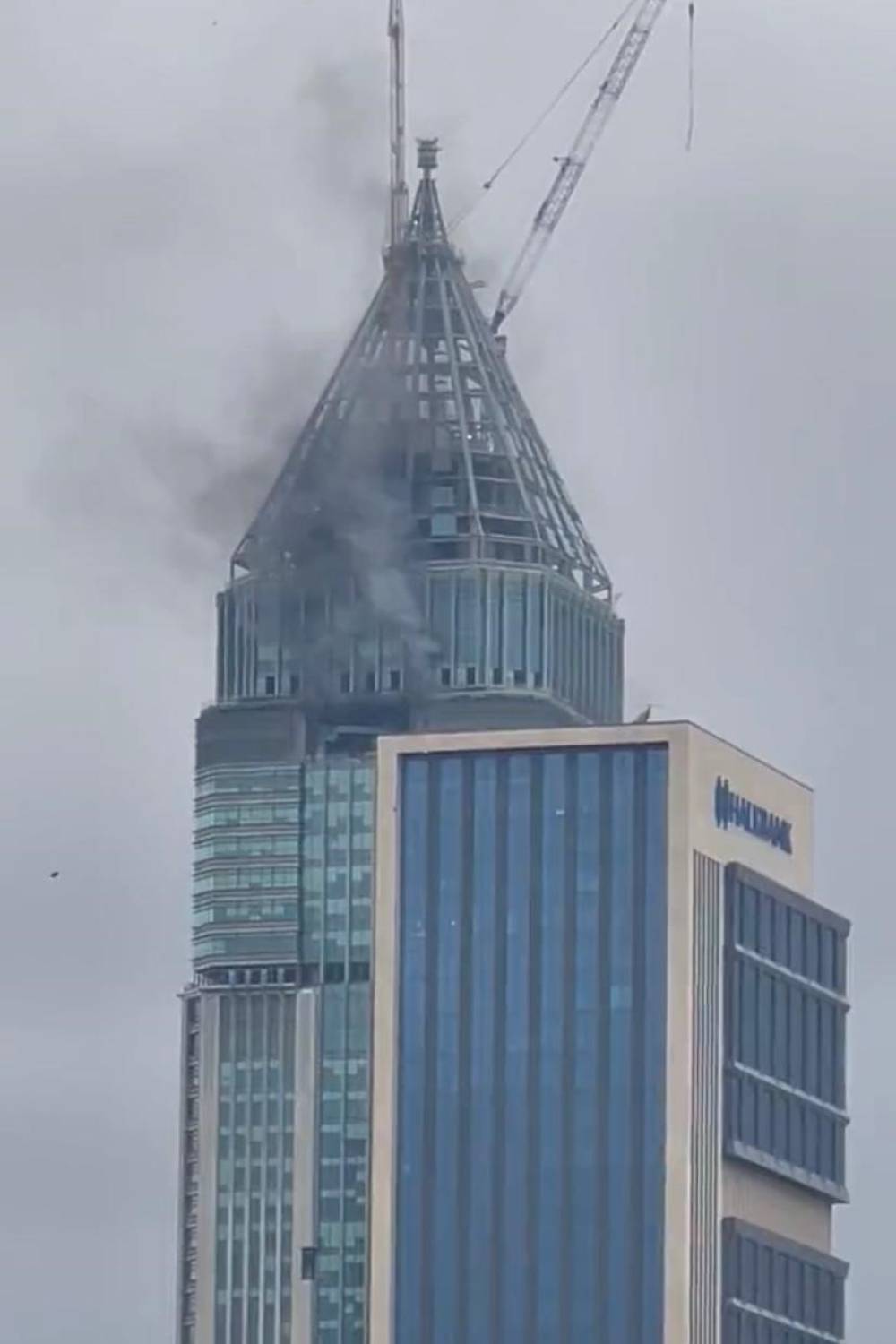 Ümraniye Finans Merkezi’nde yangın çıktı, olay yerine çok sayıda itfaiye ekibi sevk edildi.
