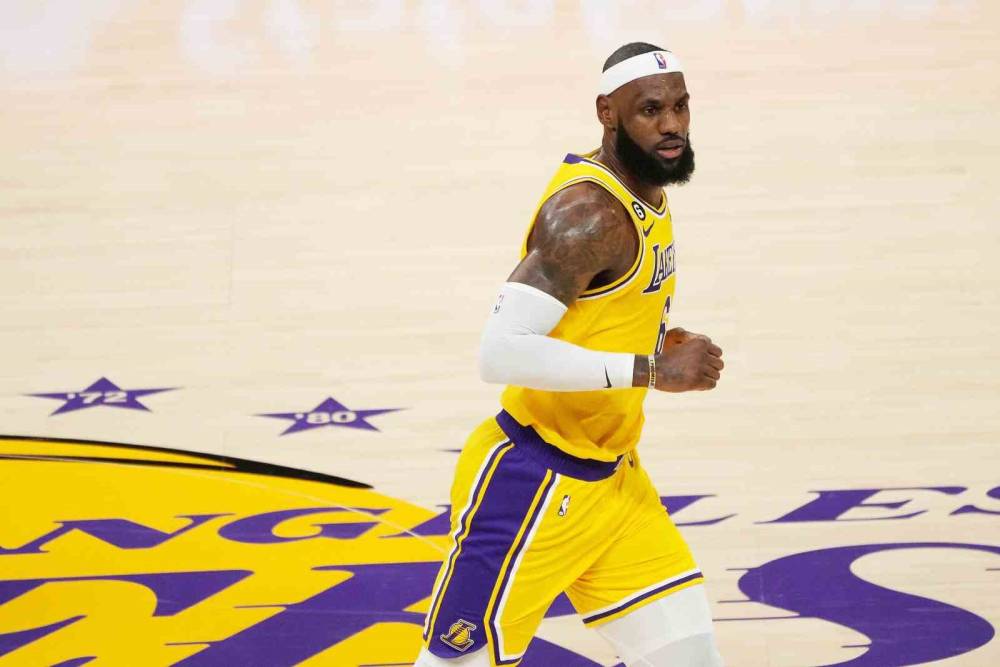 LeBron James en az 3 hafta daha yok