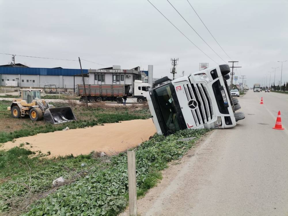 Bandırma’da buğday yüklü tır devrildi