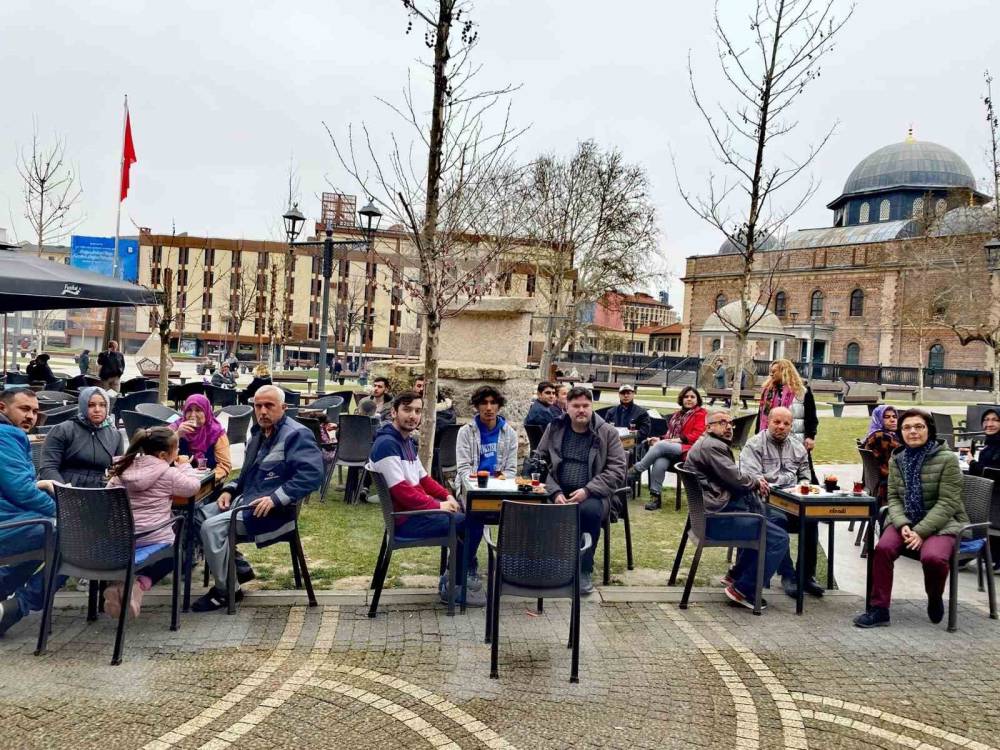 Şehre Vefa Grubu depremzede ailelere Balıkesir’i tanıttılar