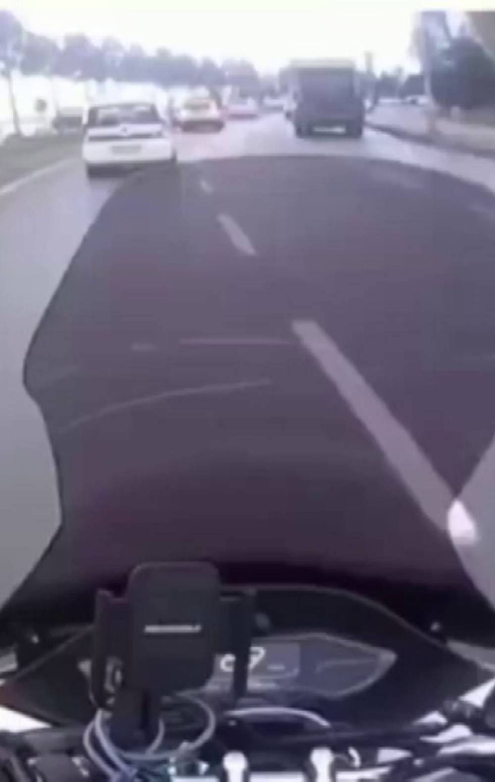 Pendik’te otomobil sürücüsüyle kuryenin yol verme tartışması kameraya yansıdı