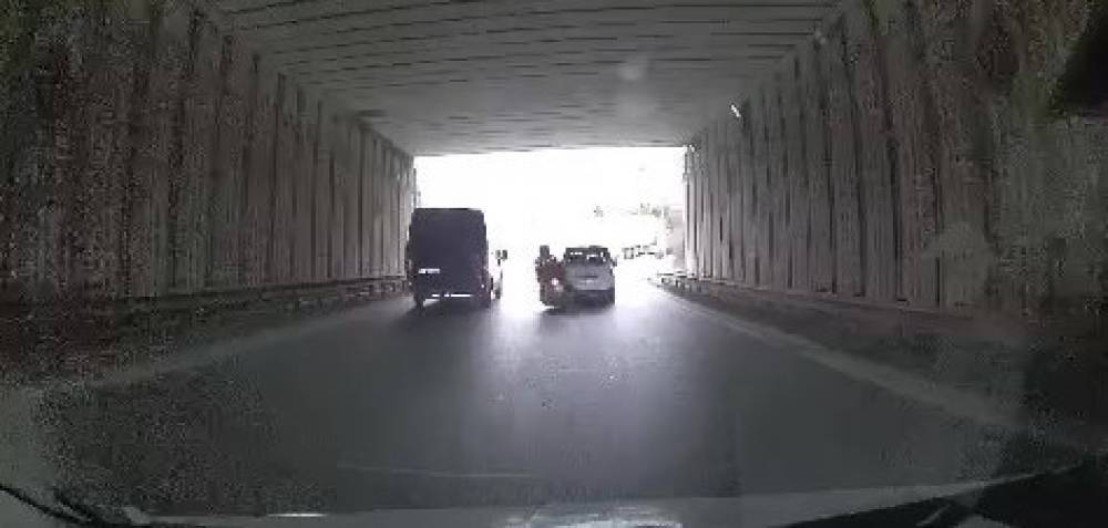 Ataşehir’de panelvanı sollayan motosikletli, önündeki ticari araca çarpıp yere savruldu