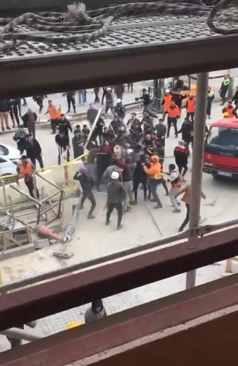 Ümraniye Finans Merkezi’nde işçilerin demir sopalı kavgası kamerada