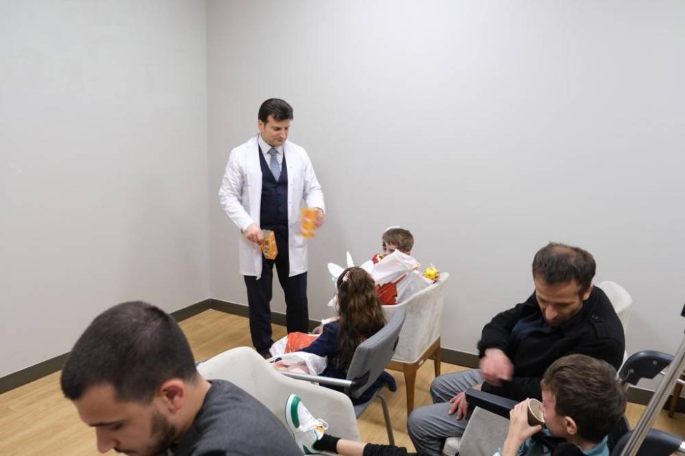 Tedavileri süren depremzede çocuklar için hastanede sinema etkinliği