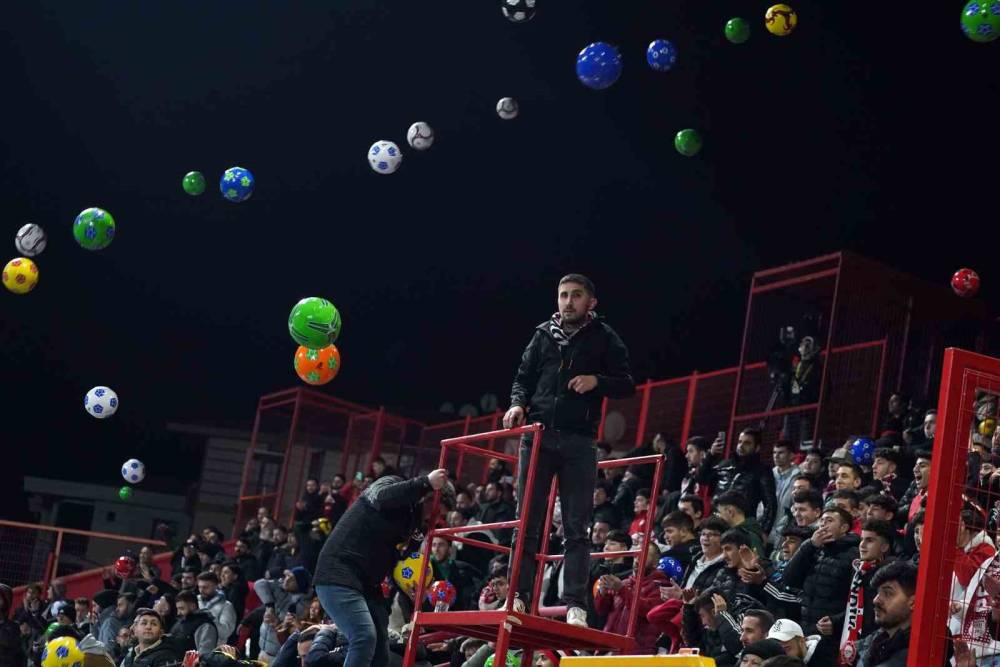 Pendikspor taraftarından depremzede çocuklar için örnek davranış