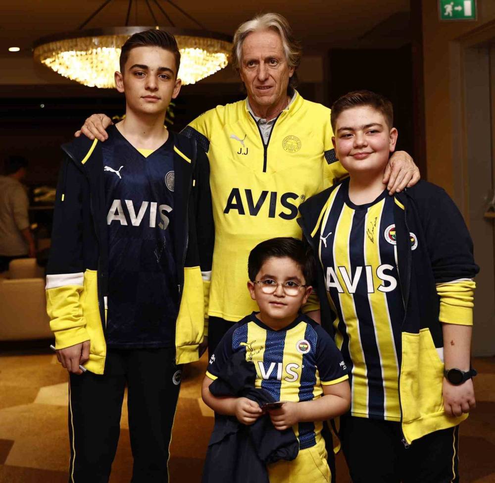 Depremzede Kamilcan’a Fenerbahçeli oyuncularla bir araya geldi