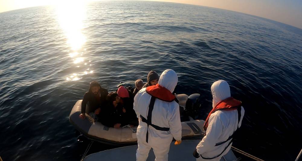 Ayvalık açıklarında 24 düzensiz göçmen yakalandı, geri itilen 6 düzensiz göçmen ise kurtarıldı