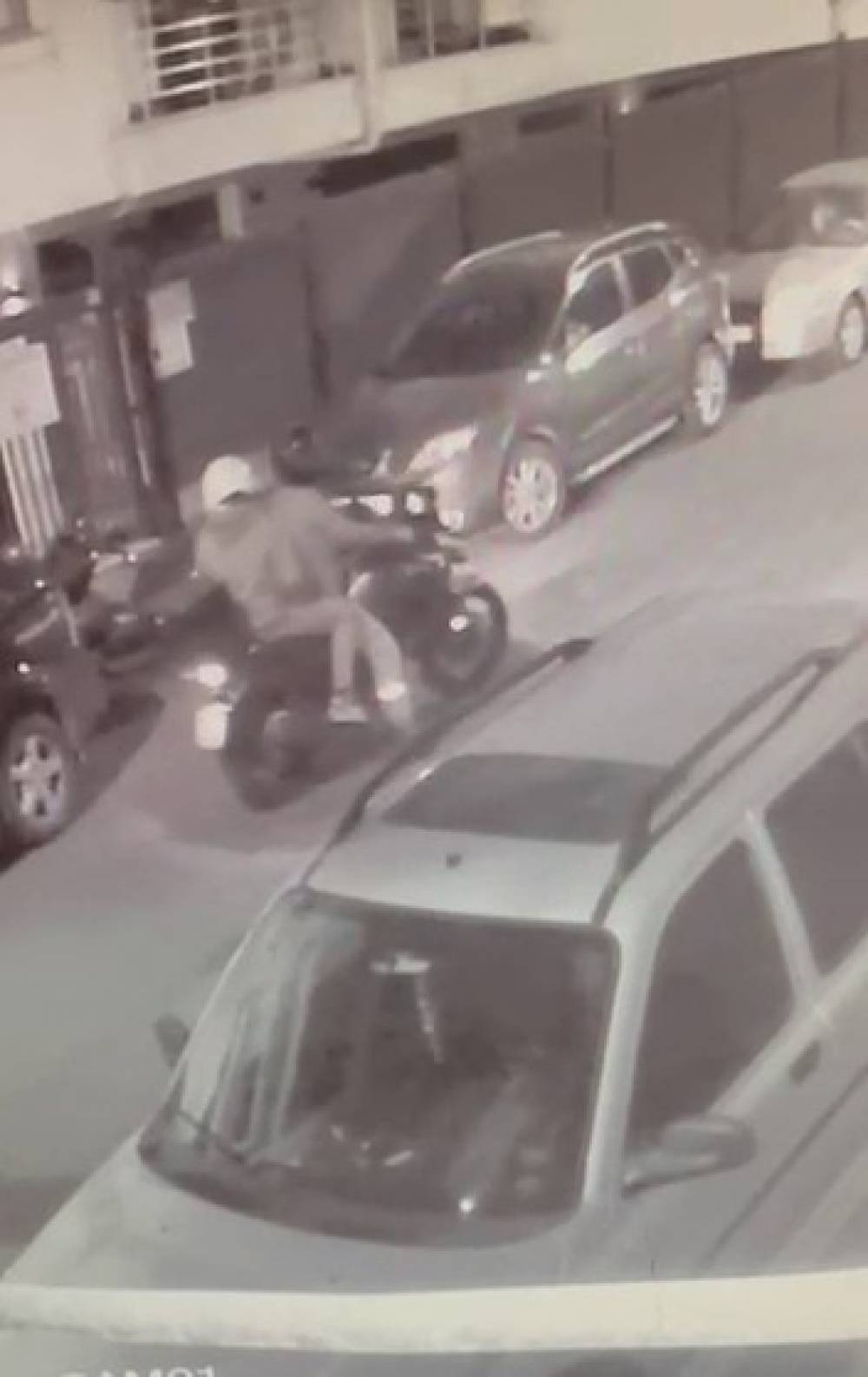 Şişli’de 20 saniyede motosiklet hırsızlığı kamerada