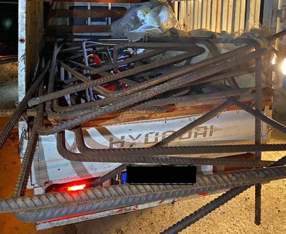 Hızlı tren hattından 3 ton demir çaldığı iddia edilen şüpheliler yakalandı