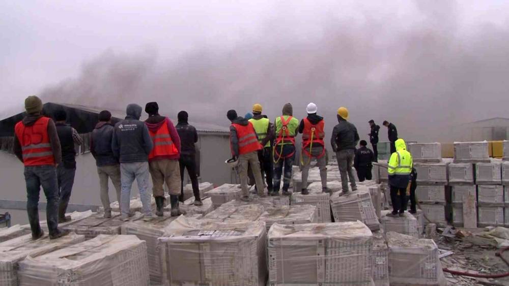 Avcılar’da inşaat işçilerin kaldığı konteynerde yangın çıktı
