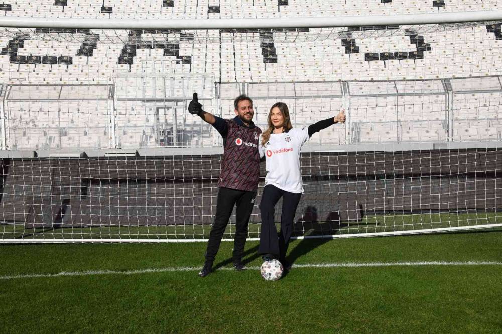 Vodafone’un desteklediği kız futbolcular, ünlü isimlerle penaltı atışı yaptı
