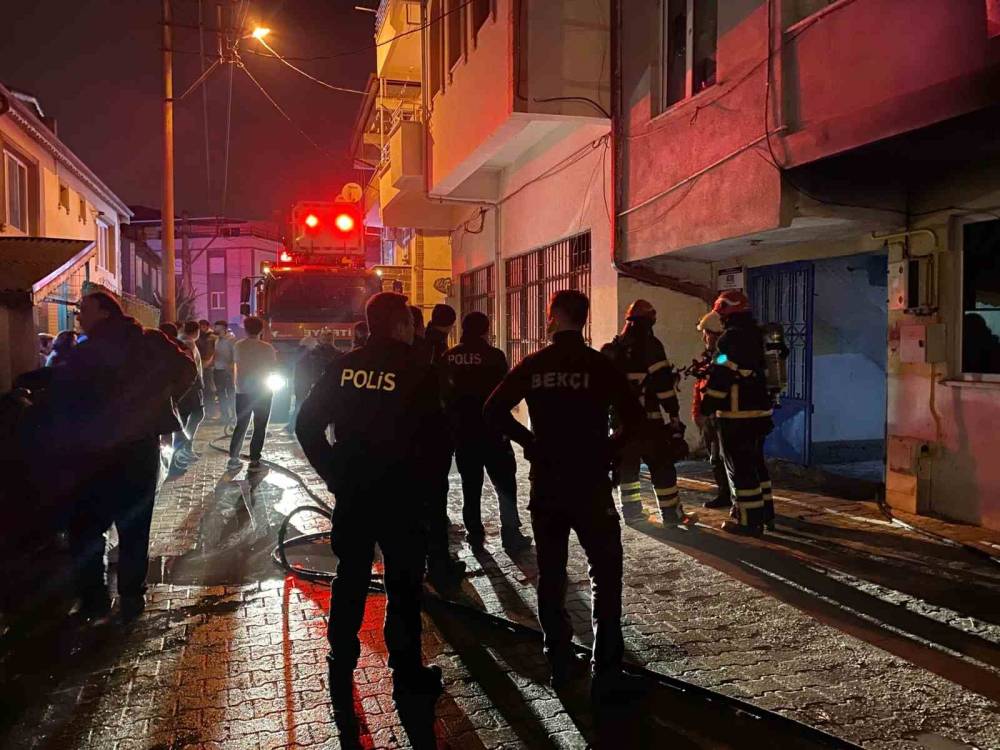 Sakarya’da korkutan yangın: 5 kişi dumandan etkilendi
