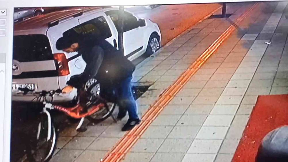 Bisiklet hırsızı kameraya yakalandı