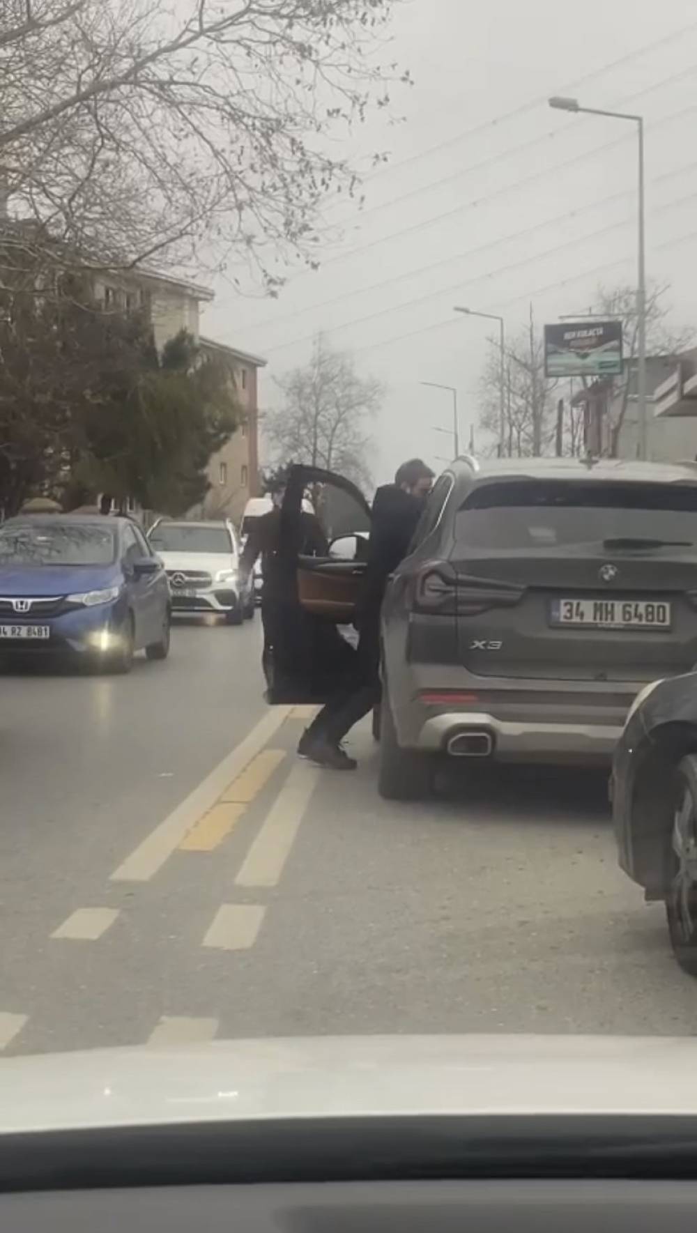 Sarıyer’de yol verme kavgası kamerada: Aracın içinden tekme attı
