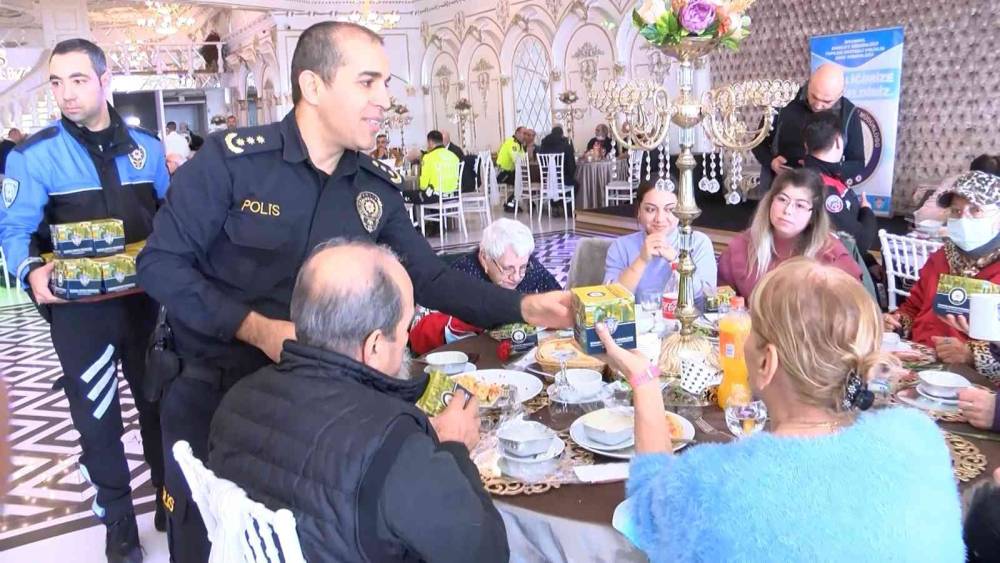 Kartal’da bakımevi sakinlerine yemekli özel davet