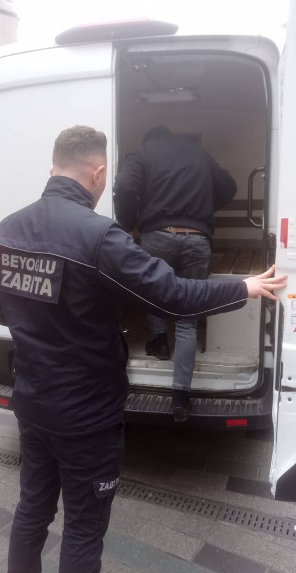 Dilencinin bastonundan çıkan paralar şoke etti