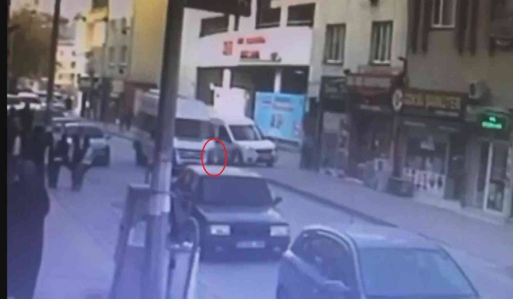 (Özel) Bursa’da yola atlayan küçük kıza minibüs çarptı