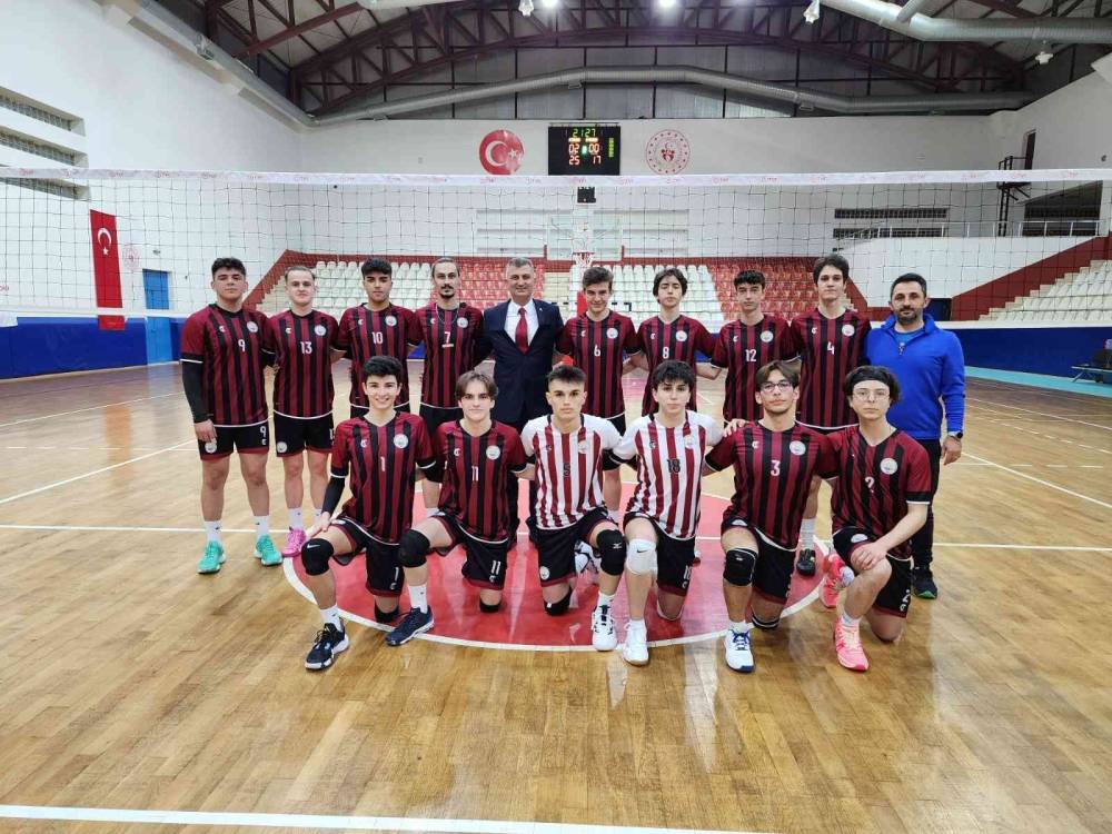 Yeni kurulan voleybol takımı, ilk maçından galibiyetle ayrıldı