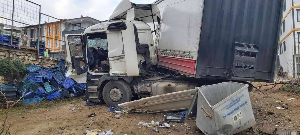 Virajı alamayan tır evin bahçesine böyle girdi