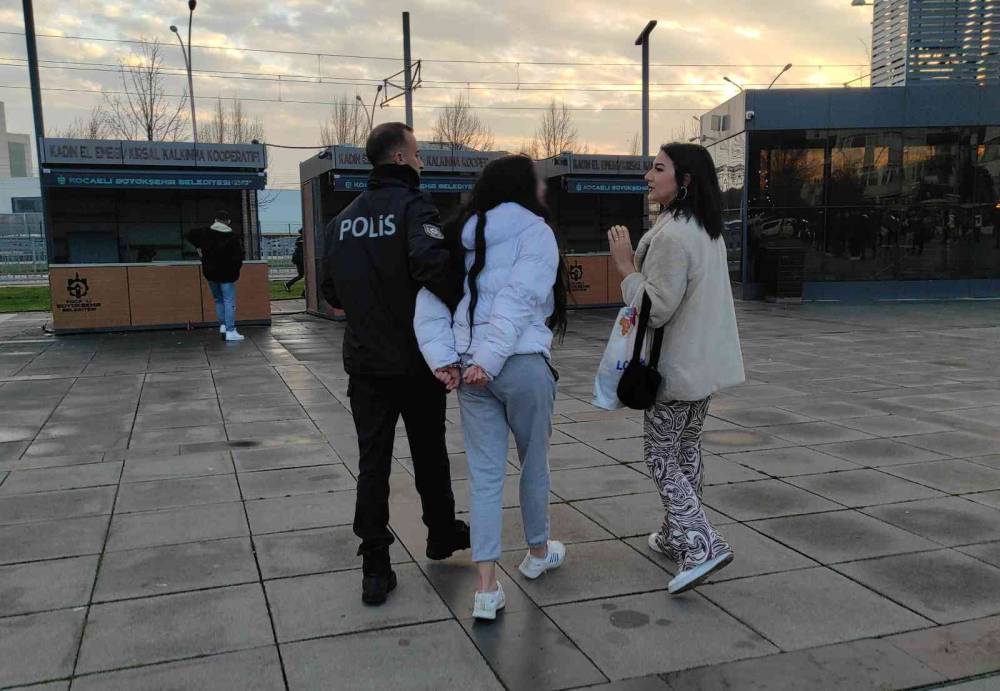 Genç kızların kavgasında kan aktı: 1 yaralı