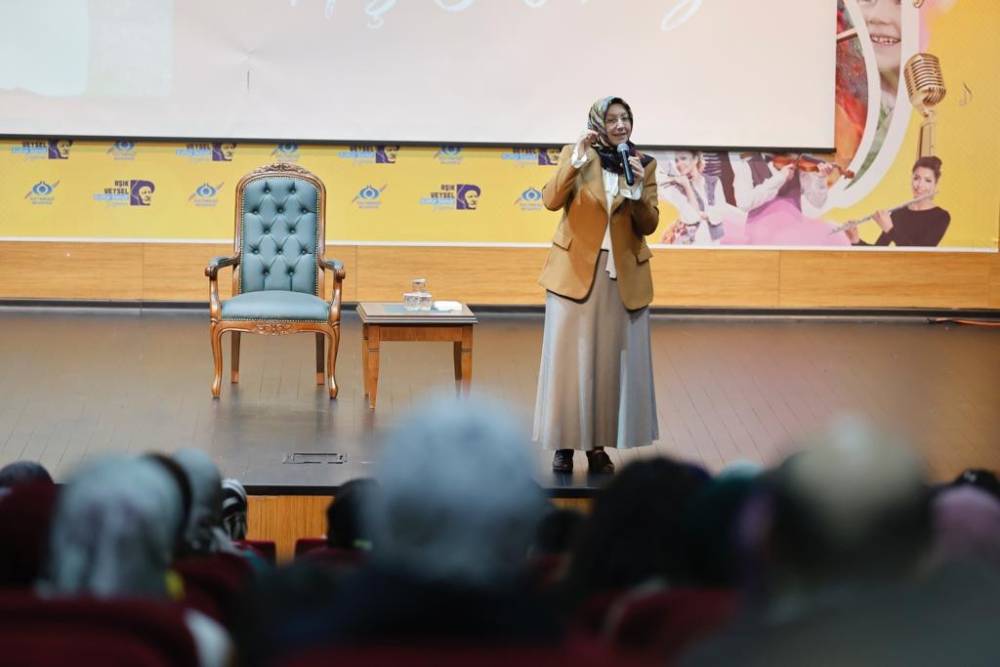 Merve Gülcemal, Sultangazi’de çocuklara verilmesi gereken manevi değerleri anlattı