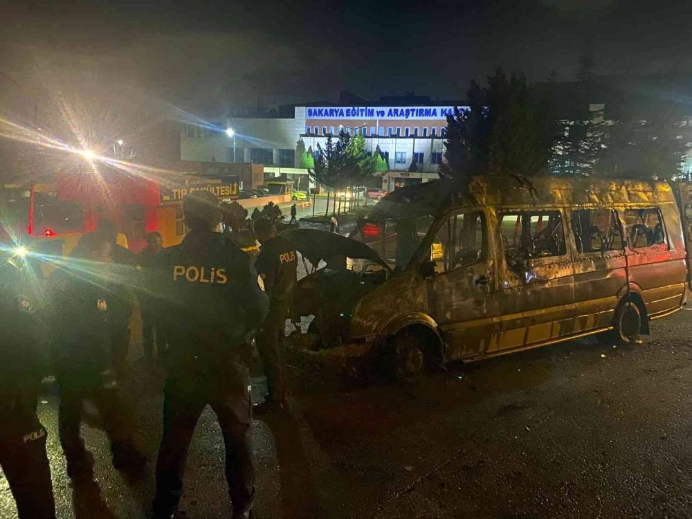Sakarya’da hastane önünde minibüs alev topuna döndü