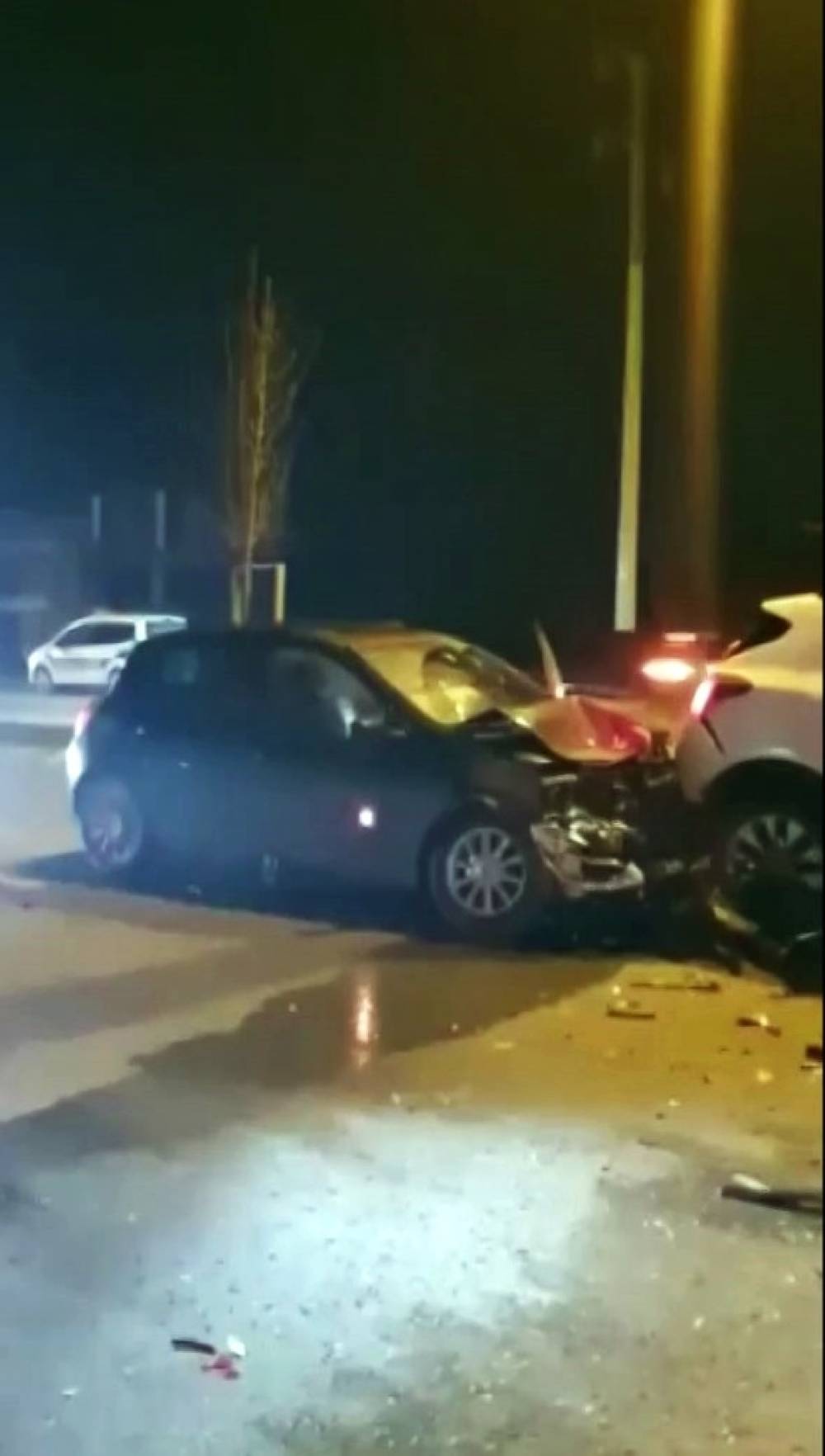 Duble yolda karşıya geçerken otomobil çarpan genç yaşamını yitirdi