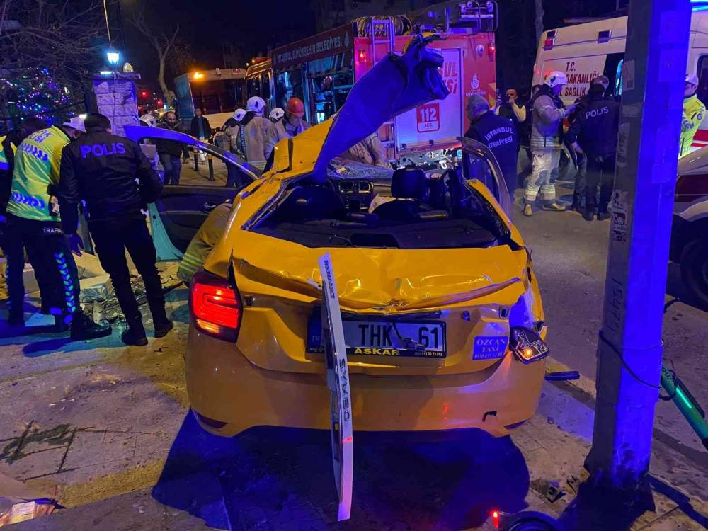 Kadıköy’de ters dönen ticari taksinin tavanı koptu: 3’ü ağır 4 yaralı