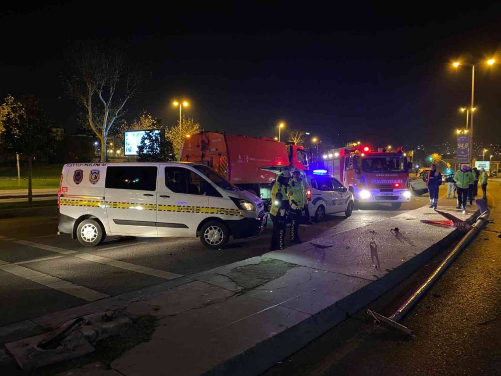 Maltepe’de kontrolden çıkan araç elektrik direğine çarptıktan sonra takla attı: 1 ölü