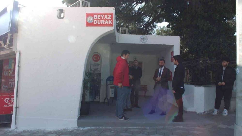 Balıkesir’de minibüs durağı kütüphane gibi oldu