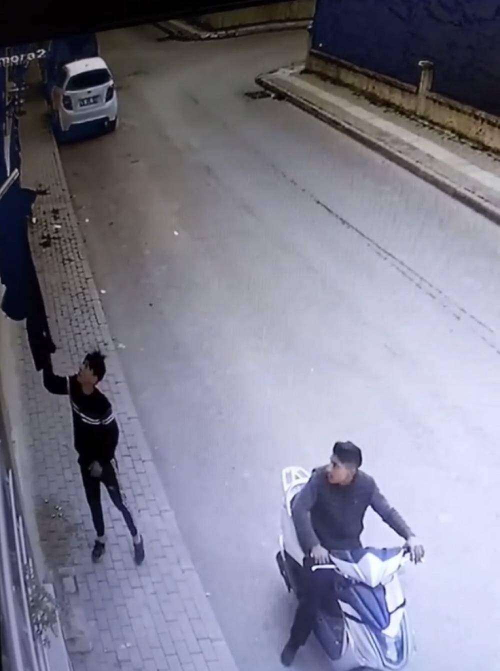 Bursa’da motosikletli çamaşır hırsızları kamerrada
