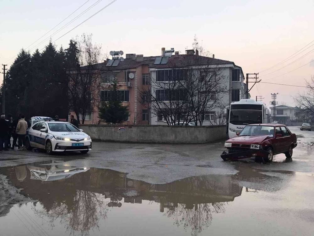 Akyazı’da iki otomobil çarpıştı: 1 yaralı