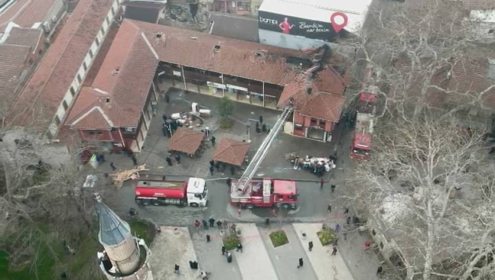 Bursa’da tarihi çarşıda çıkan yangın havadan görüntülendi
