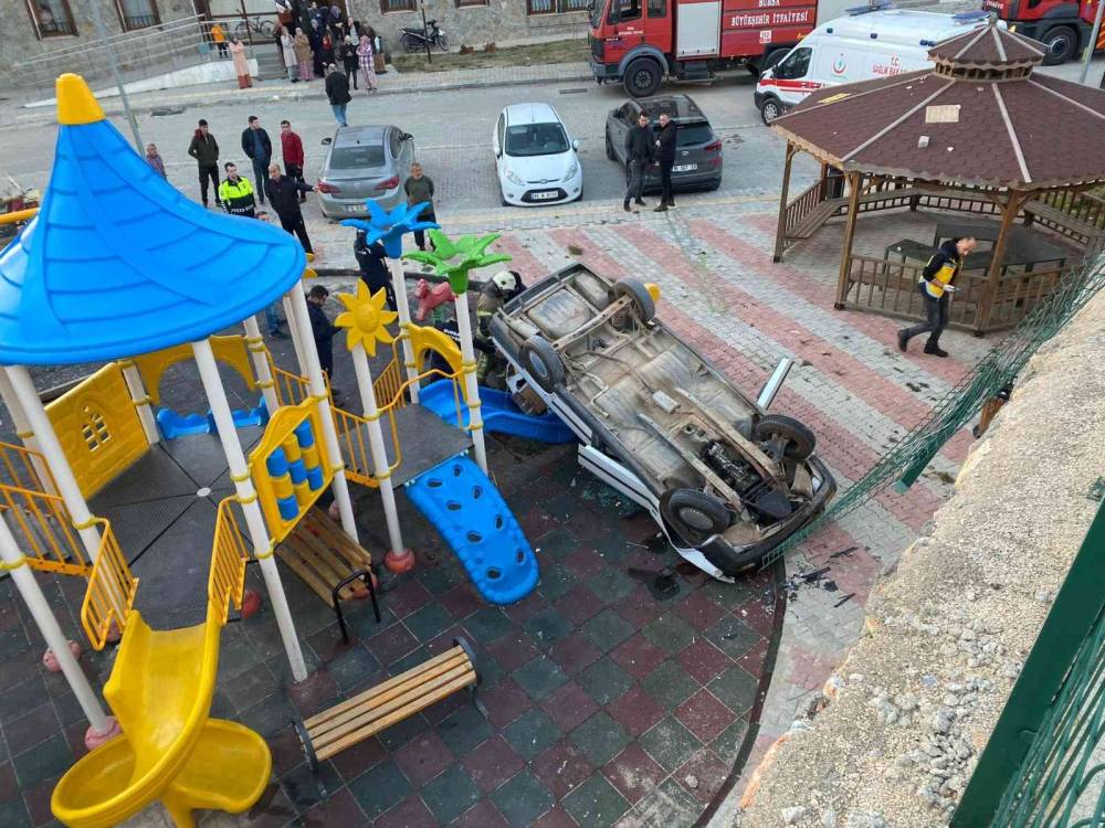 Bursa’da çocuk parkında faciadan dönüldü
