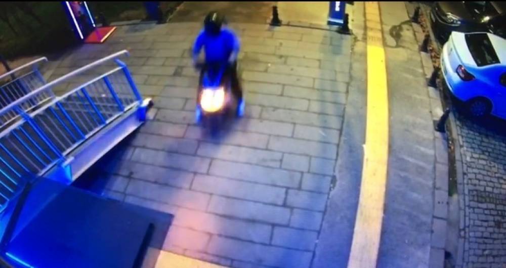 Üst geçit asansörüne motosikletle çarpıp kaçtılar
