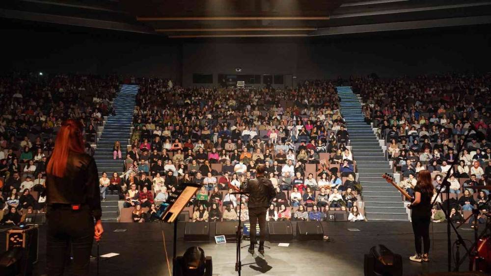 Emre Aydın Başakşehir’de sevenleriyle buluştu